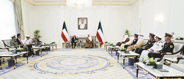 سمو ولي العهد الشيخ صباح الخالد مستقبلا وزير الدفاع الوطني في الجمهورية التونسية خالد السهيلي بحضور رئيس ديوان سمو ولي العهد الشيخ ثامر الجابر ووزير الدفاع الشيخ عبدالله العلي