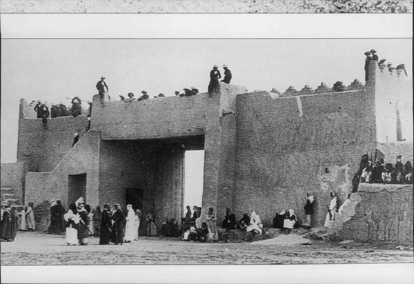 سنة البشوت حيث أمر الشيخ أحمد الجابر بمنع ارتدائه للتخفيف عن الكويتيين وعدم إرهاقهم ماديا