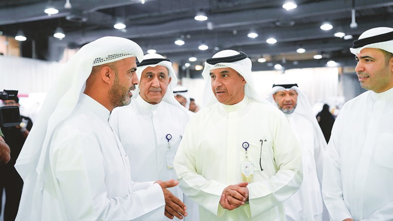 د.حسن الفجام ومسؤولو التطبيقي يستمعون إلى عبدالله السيف المدير التنفيذي لمركز خدمات العلاقات العامة والتواصل الاجتماعي في بيت التمويل