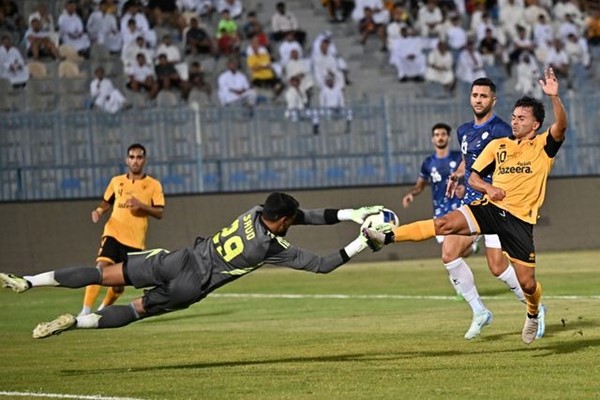  المتألق سعود الجناعي يخطف الكرة قبل لاعب القادسية مبارك الفنيني