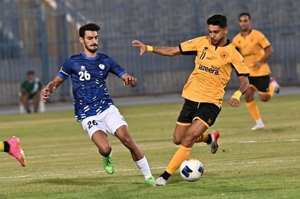  مدافع الشباب عبدالله العتيبي يحاول ايقاف عيد الرشيدي