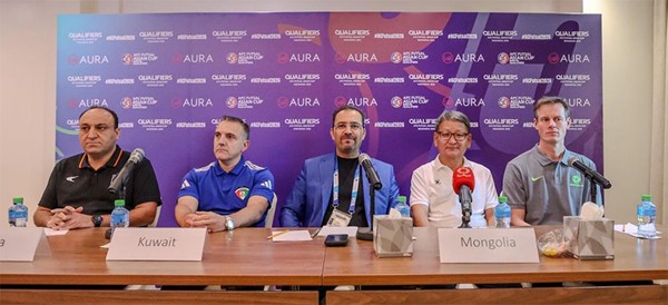 الإسباني برونو فورموسو مع مدربي منتخبات المجموعة الأولى خلال المؤتمر الصحافي
