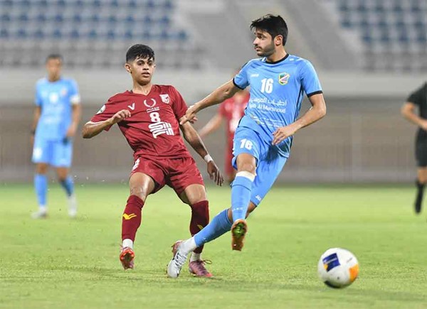لاعب السالمية مهدي دشتي ولاعب النصر علي حسن في كرة مشتركة