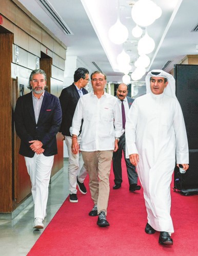 عبدالعزيز البابطين مع إداريي الشركة خلال الحفل