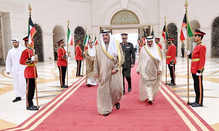 ممثل صاحب السمو الأمير الشيخ مشعل الأحمد سمو ولي العهد الشيخ صباح الخالد لدى مغادرته البلاد وفي وداعه سمو الشيخ أحمد العبدالله رئيس مجلس الوزراء ورئيس ديوان سمو ولي العهد الشيخ ثامر الجابر