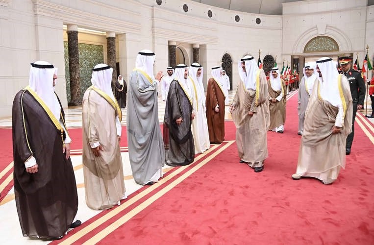 ممثل صاحب السمو الأمير الشيخ مشعل الأحمد سمو ولي العهد الشيخ صباح الخالد لدى مغادرته البلاد وفي وداعه سمو الشيخ أحمد العبدالله رئيس مجلس الوزراء ورئيس الحرس الوطني الشيخ مبارك الحمود والنائب الأول لرئيس مجلس الوزراء ووزير الداخلية الشيخ فهد اليوسف ووزير شؤون الديوان الأميري الشيخ حمد جابر العلي ورئيس ديوان سمو ولي العهد الشيخ ثامر الجابر وشريدة المعوشرجي والشيخ علي العبدالله ومدير مكتب صاحب السمو الأمير الفريق متقاعد جمال الذياب ووكيل الديوان الأميري الشيخ عبدالعزيز مشعل المبارك