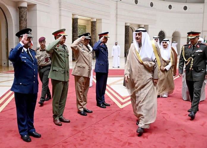 ممثل صاحب السمو الأمير لدى مغادرته البلاد وفي وداعه الفريق الركن خالد الشريعان واللواء علي العدواني والفريق الركن حمد البرجس واللواء طلال الرومي