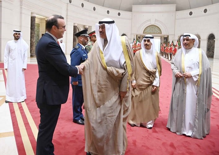 ممثل صاحب السمو مصافحا نائب السفير البريطاني ستيوارت سامرز بحضور وزير شؤون الديوان الأميري الشيخ حمد جابر العلي ورئيس ديوان 
سمو ولي العهد الشيخ ثامر الجابر