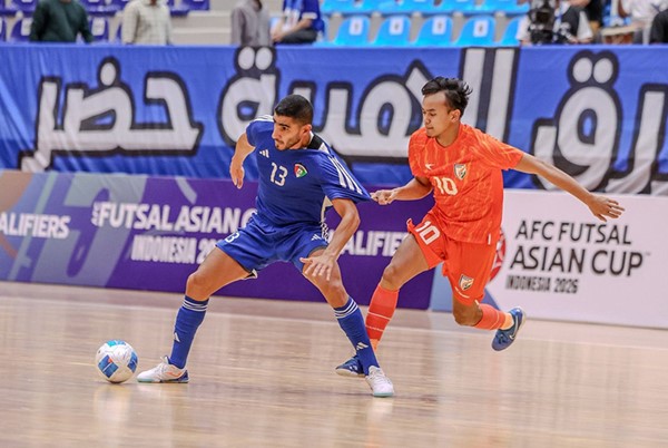   لاعب منتخبنا سلمان البعيجان يمر من الهندي لالسانغ كيما