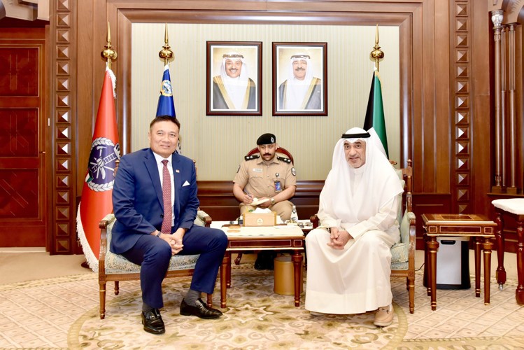 النائب الأول لرئيس الوزراء ووزير الداخلية الشيخ فهد اليوسف خلال استقباله سفير سنغافورة 
غير المقيم لدى الكويت أبو بكر بن محمد نور