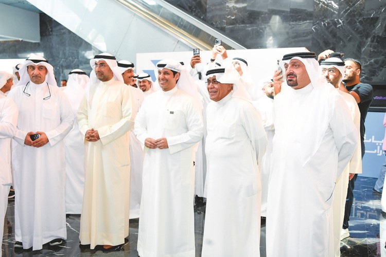 وزير الإعلام والثقافة وزير الدولة لشؤون الشباب عبدالرحمن المطيري ووكيل وزارة الإعلام د.ناصر المحيسن 
ورئيس جمعية الصحافيين عدنان خليفة الراشد ورئيس جمعية العلاقات العامة جمال النصرالله(قاسم باشا)