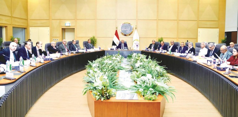 جانب من اجتماع الجمعية العمومية للشركة القابضـة لمشروعـات الطرق والكباري والنقـل البـري برئاسـة م.كامل الوزير نائب رئيس مجلس الوزراء للتنمية الصناعية وزير الصناعة والنقل