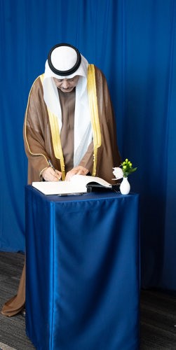 ممثل صاحب السمو الأمير الشيخ مشعل الأحمد سمو ولي العهد 
الشيخ صباح الخالد يسجل كلمة في سجل الأمم المتحدة
