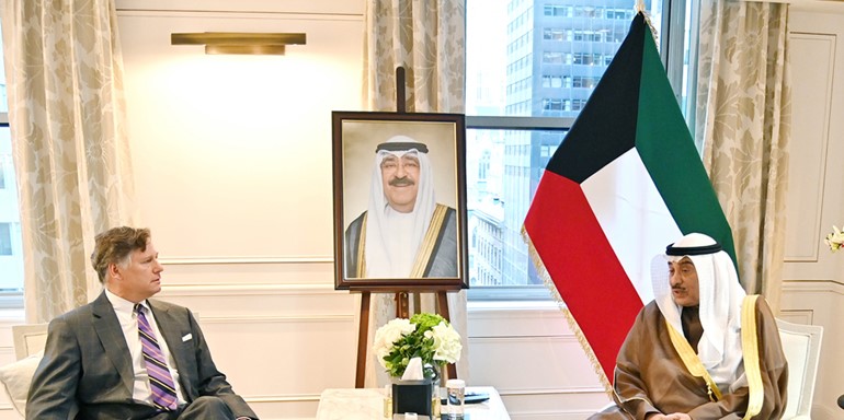 ممثل صاحب السمو الأمير الشيخ مشعل الأحمد سمو ولي العهد الشيخ صباح الخالد خلال اللقاء مع نائب وزير الخارجية في الولايات المتحدة الأميركية الصديقة كريستوفر لاندو