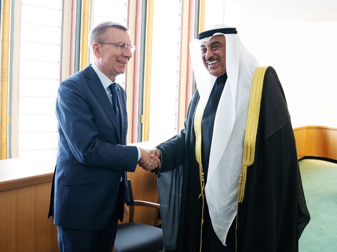 ممثل صاحب السمو الأمير الشيخ مشعل الأحمد سمو ولي العهد الشيخ صباح الخالد مستقبلا الرئيس إدغارز رينكيفيتش رئيس جمهورية لاتفيا