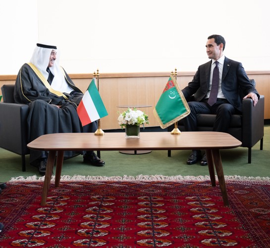 ممثل صاحب السمو الأمير الشيخ مشعل الأحمد سمو ولي العهد الشيخ صباح الخالد مستقبلا الرئيس سيردار بيردي محمدوف رئيس تركمانستان