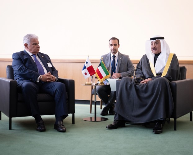 ممثل صاحب السمو الأمير الشيخ مشعل الأحمد سمو ولي العهد الشيخ صباح الخالد خلال اللقاء مع الرئيس خوسيه راؤول مولينو رئيس بنما