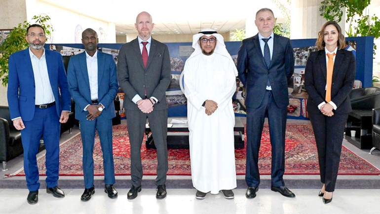 مسؤولو الهلال الأحمر خلال استقبال نائب رئيس البعثة الإقليمية للجنة الدولية للصليب الأحمر في دول مجلس التعاون الخليجي