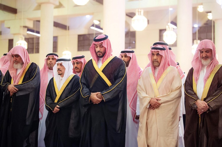 صاحب السمو الملكي الأمير محمد بن سلمان ولي العهد رئيس مجلس الوزراء السعودي يؤدي صلاة الميت على سماحة الشيخ عبدالعزيز بن عبدالله
بن محمد آل الشيخ مفتي السعودية 									(واس)