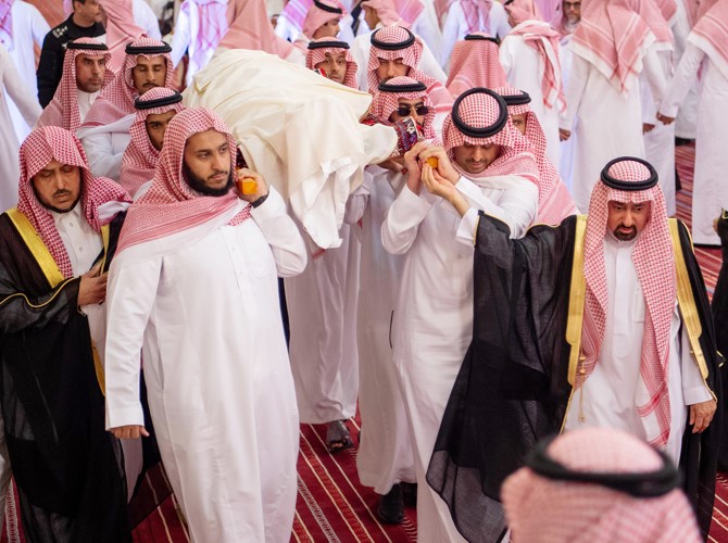 مشيعون يحملون جثمان سماحة الشيخ عبدالعزيز بن عبدالله بن محمد آل الشيخ مفتي السعودية الراحل