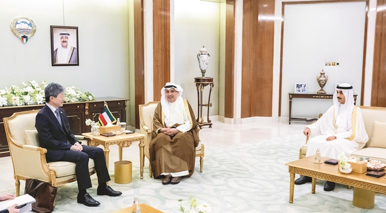 وزير شؤون الديـوان الأميـري الشيـخ حمـد جـابر العلي ورئيـس ديوان سمو ولي العهـد الشيخ ثامر جابر الأحمد خلال استقبالهما السفير الياباني موكاي كينيتشيرو