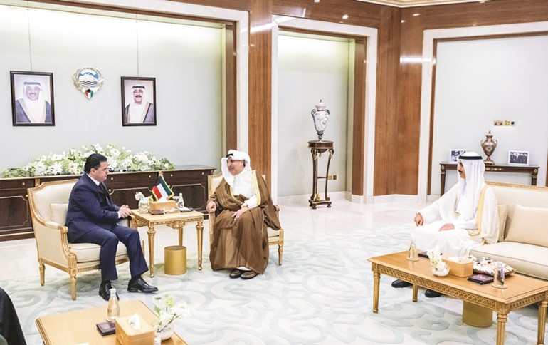 وزير شؤون الديوان الأمـيري الشيـخ حمد جـابر العلي ورئيـس ديـوان سمـو ولي العهـد الشيخ ثامر جابر الأحمد خلال استقبالهما السفير الأردني سنان المجالي