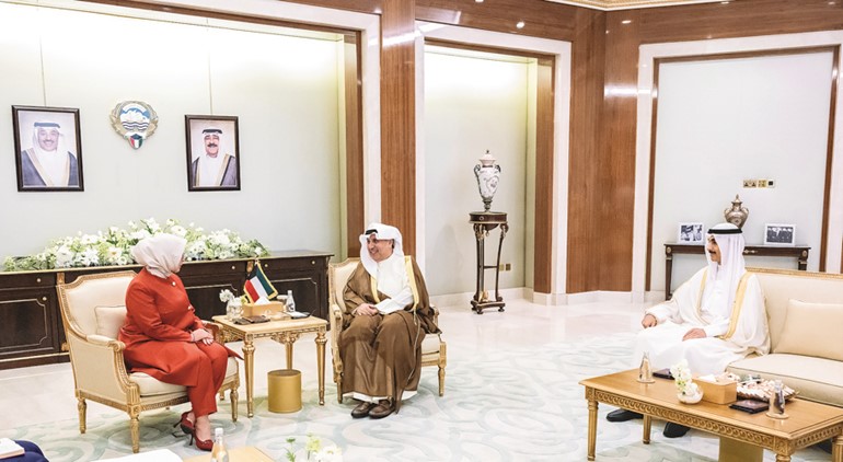وزيــر شـؤون الديـوان الأميـري الشيخ حمد جابر العلي ورئيس ديـوان سمـو ولي العهد الشيخ ثامر جابر الأحمد خلال استقبالهما السفيرة التركية طوبى نور سونمز