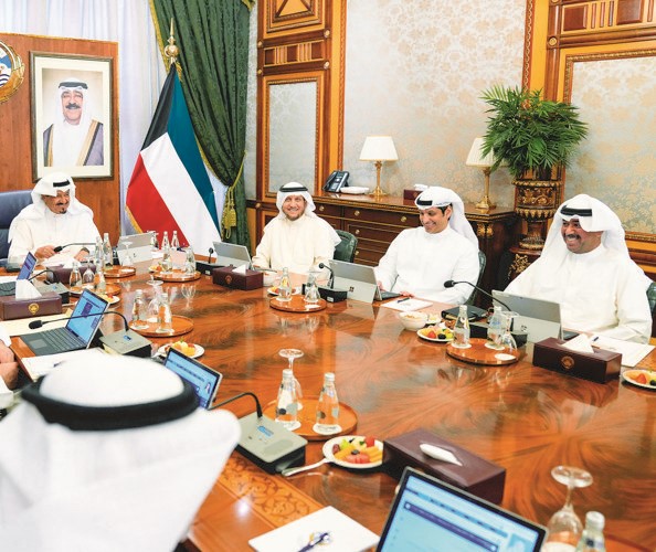 سمو الشيخ أحمد العبدالله رئيس مجلس الوزراء مترئسا الاجتماع بحضور شريدة المعوشرجي وعبدالرحمن المطيري وعبدالله العلي