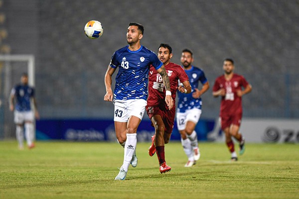 لاعب الشباب ماركوس آرثر يتابع الكرة بتركيز شديد