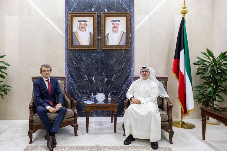 نائب وزير الخارجية السفير الشيخ جراح جابر الأحمد مستقبلا سفير إسبانيا مانويل إرنانديث