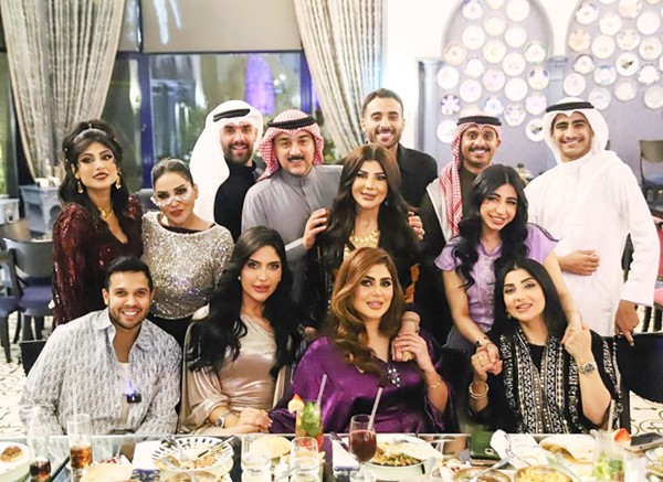 لقطة جماعية لفريق عمل بيت حمولة