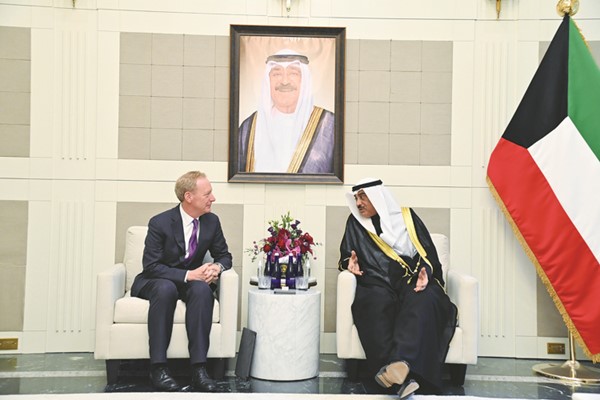 ممثل صاحب السمو الأمير الشيخ مشعل الأحمد سمو ولي العهد الشيخ صباح الخالد مستقبلا نائب رئيس مجلس الإدارة ورئيس شركة مايكروسوفت براد سميث