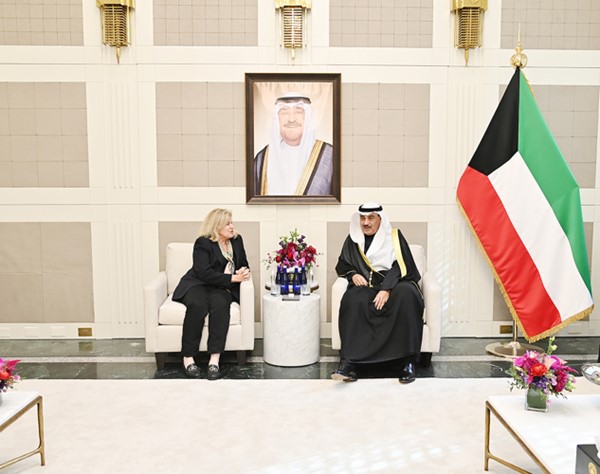 ممثل صاحب السمو الأمير الشيخ مشعل الأحمد سمو ولي العهد الشيخ صباح الخالد مستقبلا الرئيسة التنفيذية ورئيس شركة فرانكلين تمبلتون للاستثمارات ويجني جونسون