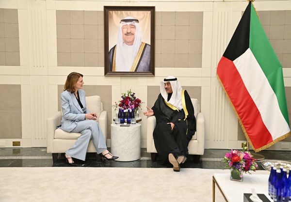ممثل صاحب السمو الأمير الشيخ مشعل الأحمد سمو ولي العهد الشيخ صباح الخالد مستقبلا الرئيسة والمديرة التنفيذية للاستثمار في شركة ألفابت وغوغل روث بورات