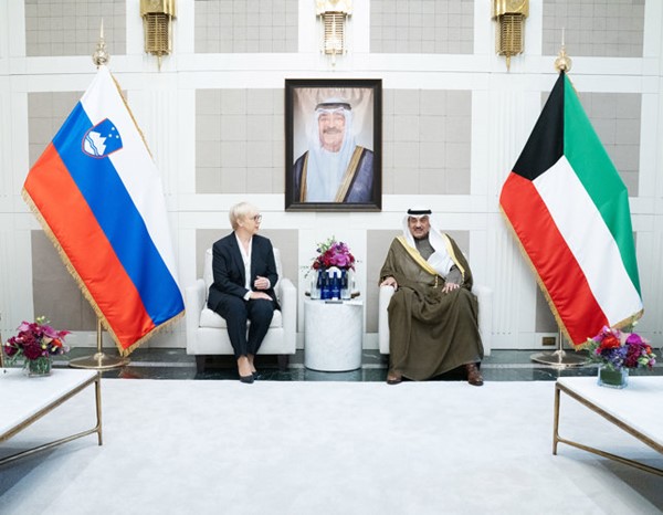 ممثل صاحب السمو الأمير الشيخ مشعل الأحمد سمو ولي العهد الشيخ صباح الخالد خلال اللقاء مع الرئيسة ناتاشا بيرك موسار رئيسة سلوڤينيا