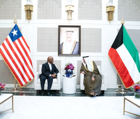 ممثل صاحب السمو الأمير الشيخ مشعل الأحمد سمو ولي العهد الشيخ صباح الخالد خلال اللقاء مع الرئيس جوزيف بواكاي رئيس ليبيريا