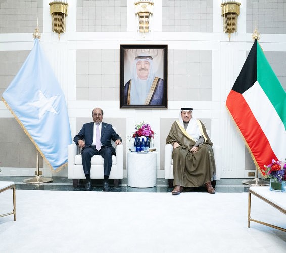 ممثل صاحب السمو الأمير الشيخ مشعل الأحمد سمو ولي العهد الشيخ صباح الخالد خلال اللقاء مع الرئيس د.حسن شيخ محمود رئيس الصومال