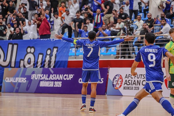  صالح الفاضل يحتفل بهدفه مع جماهير الأزرق