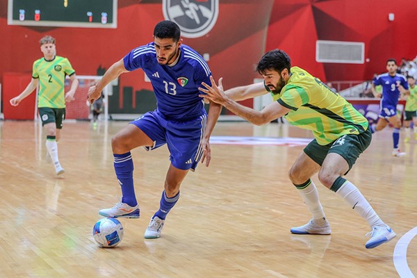  لاعب منتخبنا سلمان البعيجان يسيطر على الكرة
