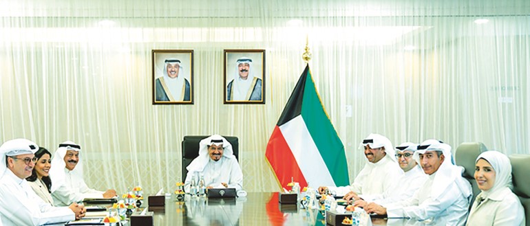 سمو الشيخ أحمد العبدالله رئيس مجلس الوزراء مترئسا الاجتماع 28 للجنة التنفيذية لاتفاقيات ومذكرات التفاهم مع الصين بحضور رئيس ديوان رئيس مجلس الوزراء عبدالعزيز الدخيل ووزير الدفاع الشيخ عبدالله العلي ووزيرة الأشغال العامة د.نورة المشعان ووزير الدولة لشؤون البلدية ووزير الدولة لشؤون الإسكان عبداللطيف المشاري ووزير الكهرباء والماء والطاقة المتجددة ووزير المالية ووزير الدولة للشؤون الاقتصادية والاستثمار بالوكالة د.صبيح المخيزيم ورئيس إدارة الفتوى والتشريع المستشار صلاح الماجد وأنوار الداهش