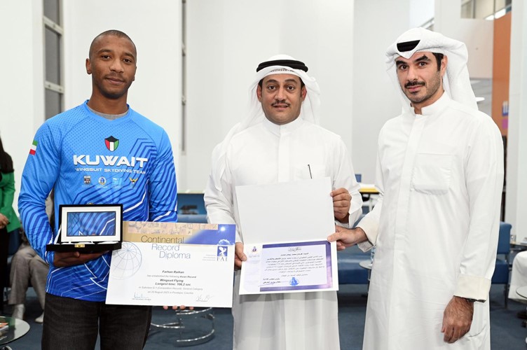 طلال الخرافي ومحمد الرفاعي يكرمان عضو منتخب الكويت للقفز فرحان محسن