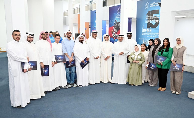طلال الخرافي وعلي كاظم الجمعة وعبدالرحمن الفضالة مع أعضاء إدارة الفلك المكرمين