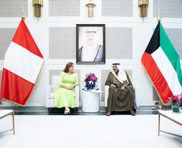 ممثل صاحب السمو الأمير الشيخ مشعل الأحمد سمو ولي العهد الشيخ صباح الخالد خلال استقبال الرئيسة دينا بولوارتي رئيسة بيرو