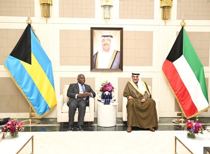 ممثل صاحب السمو الأمير الشيخ مشعل الأحمد سمو ولي العهد الشيخ صباح الخالد خلال اللقاء مع رئيس وزراء كومنولث جزر البهاما فيليب إدوارد ديفيس