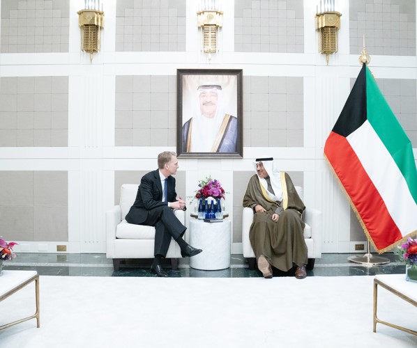 ممثل صاحب السمو الأمير الشيخ مشعل الأحمد سمو ولي العهد الشيخ صباح الخالد خلال اللقاء مع بروس فلات الرئيس التنفيذي لشركة بروكفيلد لإدارة الأصول