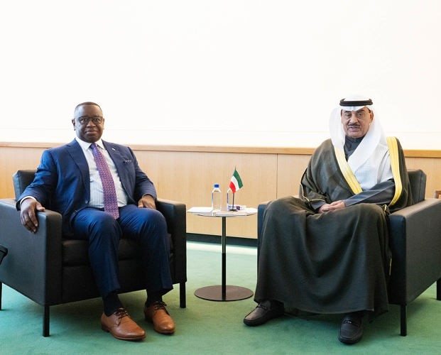 ممثل صاحب السمو الأمير الشيخ مشعل الأحمد سمو ولي العهد الشيخ صباح الخالد خلال اللقاء 
مع الرئيس جوليوس مادا بيو رئيس سيراليون