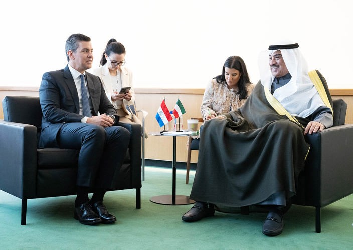 ممثل صاحب السمو الأمير الشيخ مشعل الأحمد سمو ولي العهد الشيخ صباح الخالد خلال اللقاء 
مع الرئيس سانتياغو بينيا رئيس باراغواي