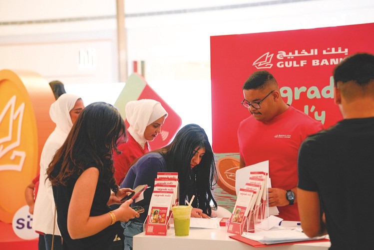 إقبال كبير من الشباب على فتح حساب red والاستفادة من مزايا red plus