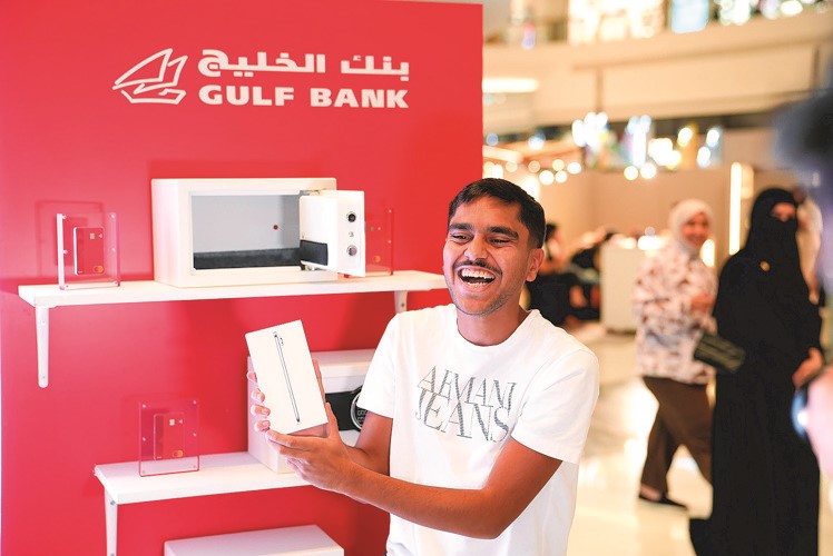 سعادة الفائز بهاتف آيفون في سحب اليوم الأول