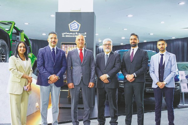 جورج موسى مع إداريي الملا وبهبهاني للسيارات